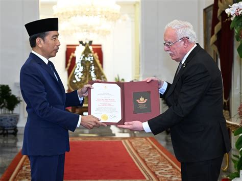 Presiden Mahmoud Abbas Beri Penghargaan Grand Collar Order Of The