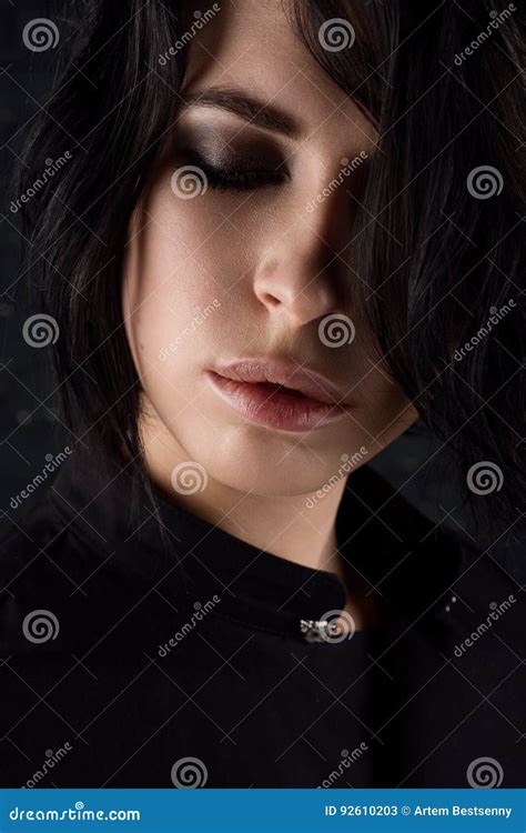 Close Upportret Van Een Jong Brunette Met Kort Haar Met Donkere Make Up En Gesloten Ogen Stock