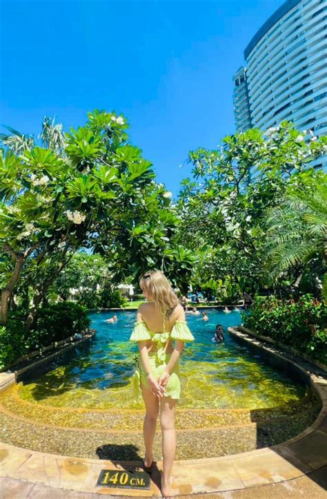 Bà xã Mạc Văn Khoa diện bikini khoe dáng gái một con kèm thêm cặp dấu mực chất lừ