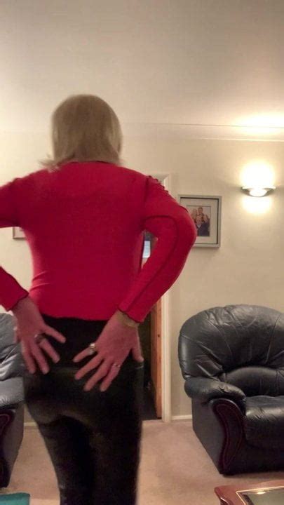 Kazzie In The Lounge Mature Masturbating HD XHamster