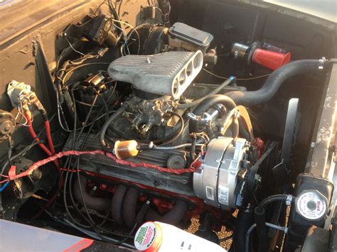 Chevy 327 In Old School Hot Rod Configuration Carb Intake Manifold And Headers Note The