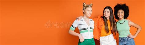 Jovencita Adolescente De Brunette Alegre Abrazando Interracial Foto De Archivo Imagen De