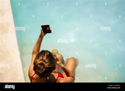 Frau Im Roten Bikini Fotos Und Bildmaterial In Hoher Aufl Sung Alamy