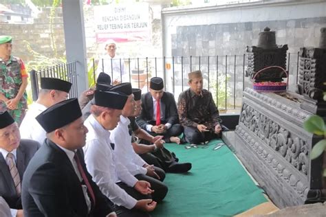 Hari Jadi Ke Tuban Bupati Aditya Halindra Ziarah Makam Para