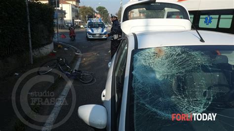 Incidente Alla Rotonda Di Via Decio Raggi Grave Una Donna In Bicicletta