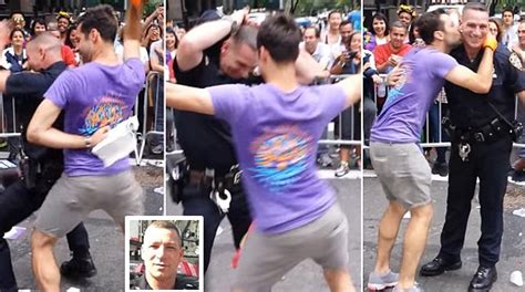 El trágico final del policía de Nueva York que se hizo viral por hacer twerking en un festival Gay