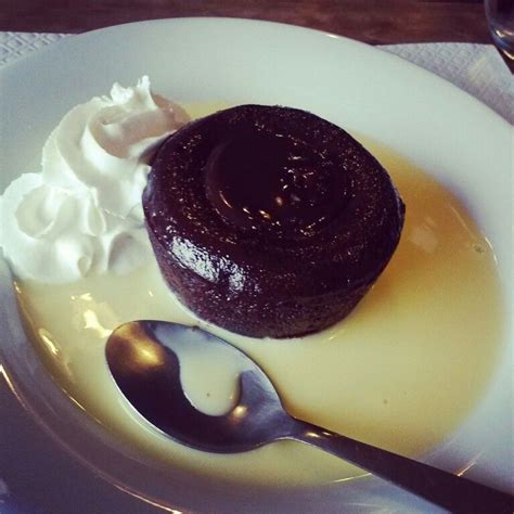 Fondant au chocolat sur lit de crème anglaise Fondant au chocolat