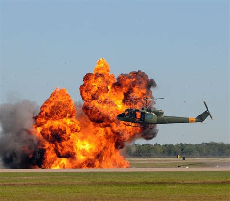 Helicóptero Cerca De La Explosión Foto de archivo Imagen de humo