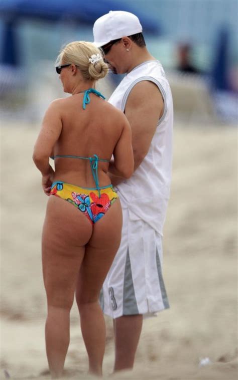 Coco In Bikini At The Beach 7 Pics Picture 3 Izismile