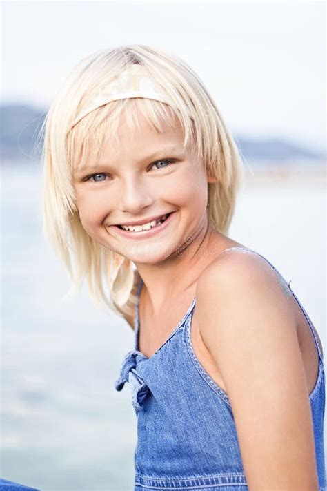 Het Jonge Blonde Meisje Glimlachen Stock Afbeelding Image Of Nave Mooi 9416847