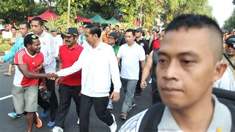 Jokowi Jalan Kaki 3 5 Km Di Car Free Day Solo News Liputan6