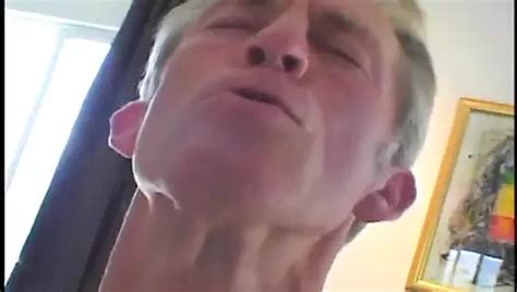 Aziatische Milf Wordt Geneukt Door Een Oude Man Met Een Grote Pik Op Het Bed Xhamster