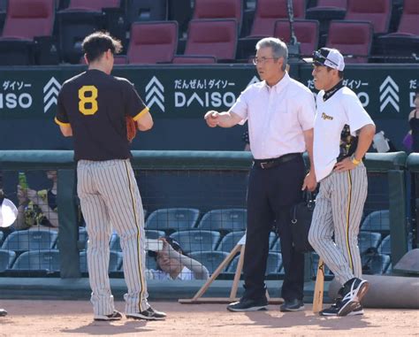 ＜広・神＞試合前、話をする（左から）佐藤輝、達川氏、岡田監督（撮影・岡田 丈靖） ― スポニチ Sponichi Annex 野球