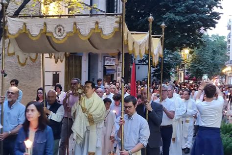 El Santísimo sale en procesión por las calles de Sarriá desde el Real