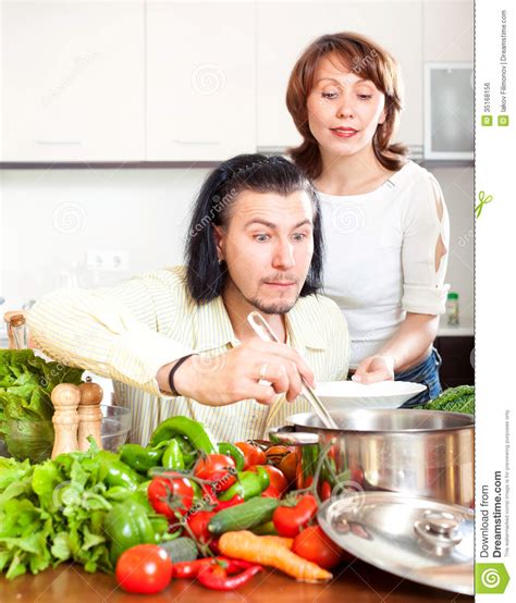 Homem E Mulher Os Vegetais Na Cozinha Foto De Stock Imagem De