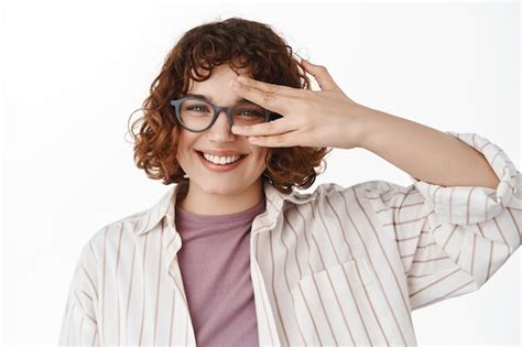 Beaut Et Style De Vie Une Fille Boucl E Dans Des Verres Fait Une Pose