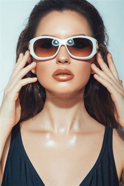 Retrato De Una Joven Linda Con Gafas Blancas En Bikini Negro De Lujo Modelo De Moda Femenina