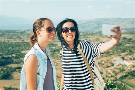 Moeder En Dochter Die Een Selfie Op Bergpark Nemen Stock Afbeelding