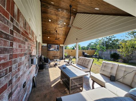 🎄 Giving garages a holiday upgrade.... - H2M Epoxy Floors | Facebook