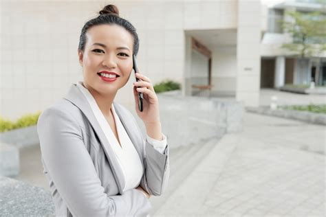 Mujer De Negocios Hablar Por Teléfono Foto Gratis