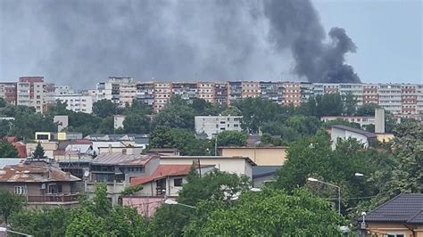 Un Incendiu Extrem De Puternic A Izbucnit La Un Centru Comercial Din