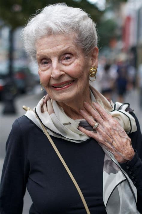 This Lovely Lady Is 100 Yrs Old Via Advanced Style Fotos De Idosas