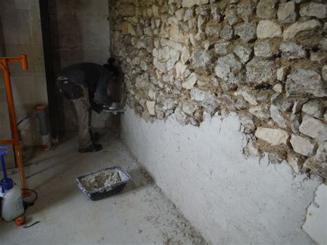 On enduit les murs à la chaux Rénover soi même une maison en pierre