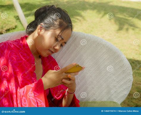 Jeune Fille Indon Sienne Asiatique Heureuse Et Belle D Adolescent Dans Le Bikini Souriant Sur Le