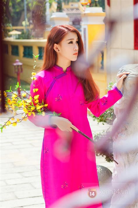 Hot girl 2 miền khoe vẻ đẹp đặc trưng trong tà áo dài truyền thống