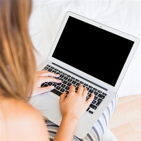 Mujer Escribiendo En La Computadora Port Til Foto Gratis