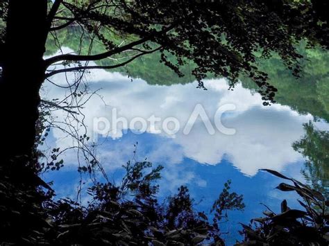 水面に映る空と雲 No 4316924｜写真素材なら「写真ac」無料（フリー）ダウンロードok