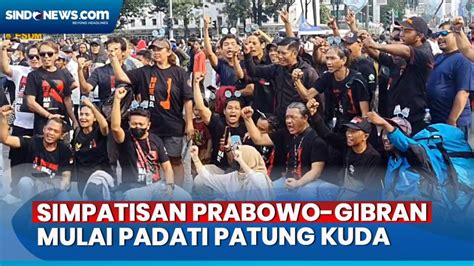 Bawa Puluhan Spanduk Pendukung Prabowo Gibran Mulai Padati Patung Kuda