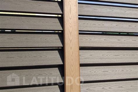 Забор-жалюзи из террасной доски ДПК с откатными воротами | ЛАТИТУДО