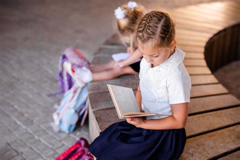 Petite Fille Blonde En Uniforme Scolaire Tudiant Au Parc Photo Stock Image Of Heureux
