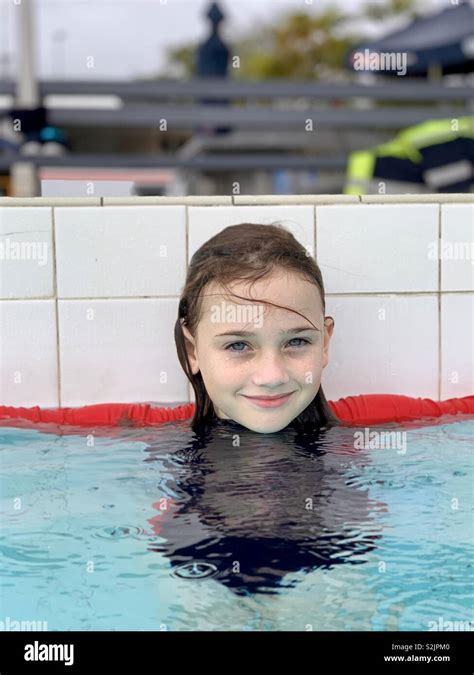 Fille Dans Piscine Banque De Photographies Et Dimages à Haute Résolution Alamy