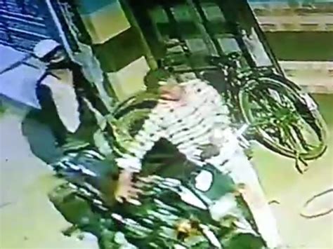 Thieves Caught In Cctv Cameras Stealing Bikes मेरठ के लिसाड़ी गेट में