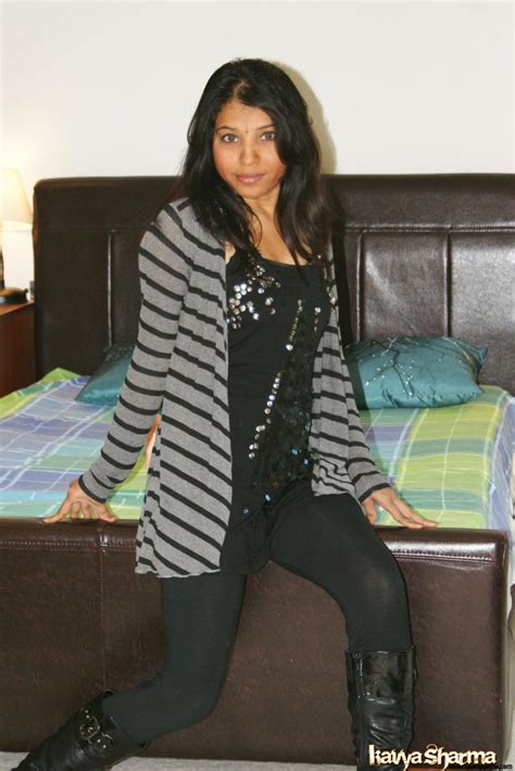 Indian Lady Kavya Sharma Gets Completely Naked Before Masturbating With