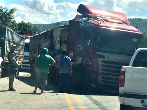 G1 Acidente Entre Carreta E Caminhonete Na Br 070 Deixa Via