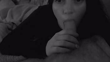 Chupando polla en el sofá XVIDEOS