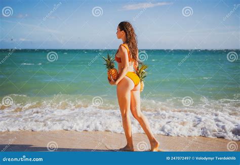 Dos Sportif Avec Cul Sexy D Une Belle Femme En Bikini Avec Un Ananas Sur Fond De Mer Avec