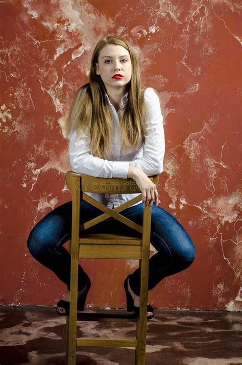 Jeune Belle Jeune Femme Blonde Mince Avec De Longs Jambes Et Cheveux Dans La Chemise Et Des