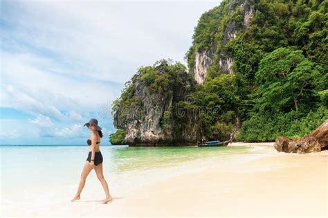 Mujer Sonriente Feliz En Bikini Y Sunhat Que Caminan En La Playa Foto De Archivo Imagen De