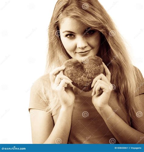 Fille Blonde De Femme Tenant Le Symbole D Amour De Coeur Image Stock Image Of Sourire