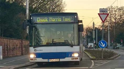 Chuck Norris Taxi Bus in Heidelberg sorgt für Lacher im Netz