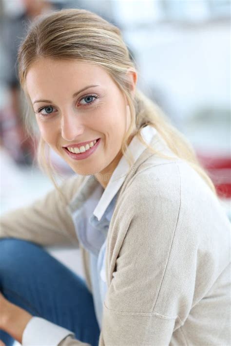 Schöne Lächelnde Blonde Frau in Der Wiese Stockfoto Bild von baumuster gras