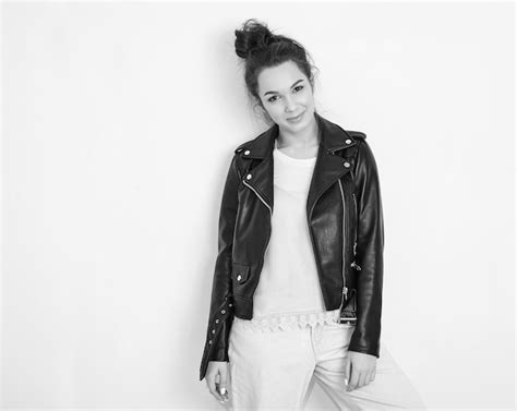 Portrait De Jeune Fille Brune Belle Fille Mod Le Avec Maquillage Nude Portant Une Veste En Cuir