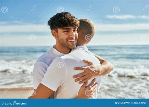 Joven Pareja Gay Sonriendo Feliz Abrazando En La Playa Imagen De Archivo Imagen De Cubo Gente