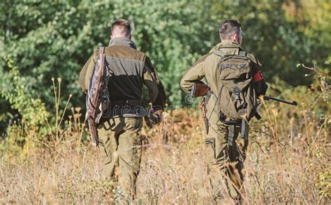 Cazadores Del Hombre Con El Arma Del Rifle Boot Camp Uniforme Militar