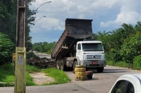 Caminhão é flagrado em descarte irregular de lixo no Barreiro