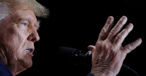Tranh cãi gay gắt vụ miễn truy tố ông Trump Tuổi Trẻ Online